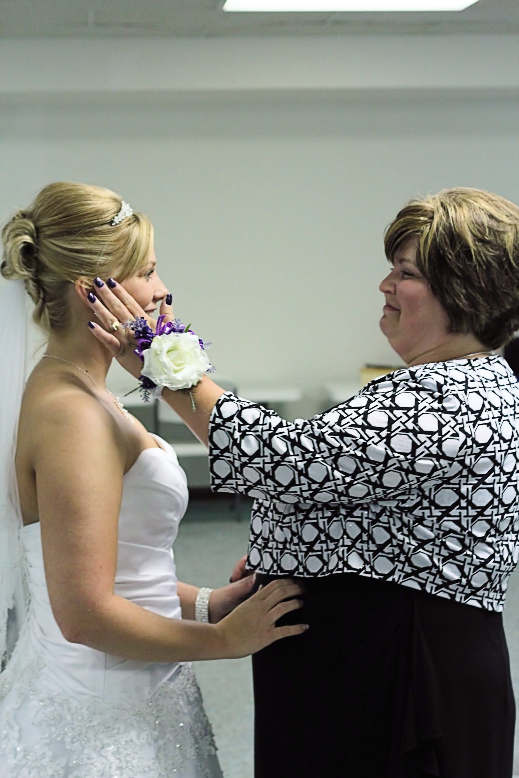 bride and her mother